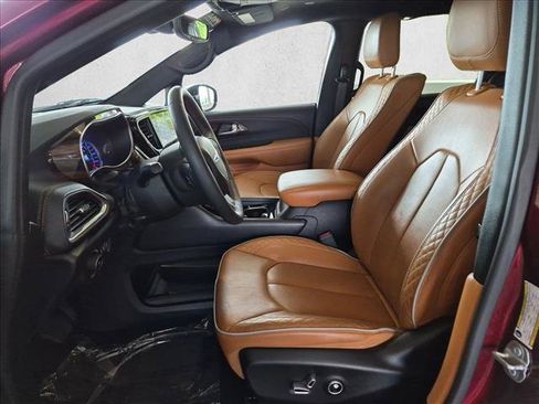 Used 2023 Chrysler Pacifica Pinnacle FWD image 18