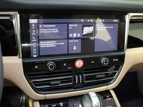 Used 2025 Porsche Macan image 25