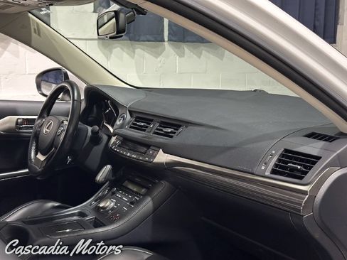 Used 2015 Lexus CT 200h w/ Seat Comfort Package FWD image 18