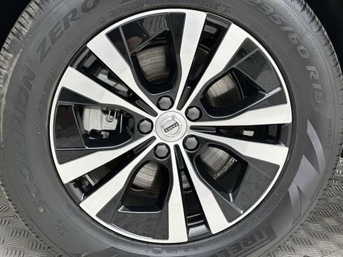 Used 2025 Volvo XC60 B5 Core image 10