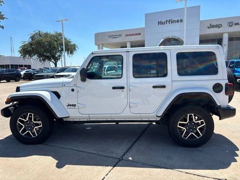 Used 2025 Jeep Wrangler Unlimited Sahara AWD/4WD image 9
