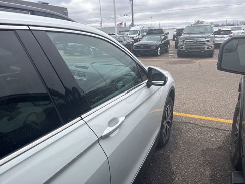 Used 2021 Volkswagen Tiguan SE image 17