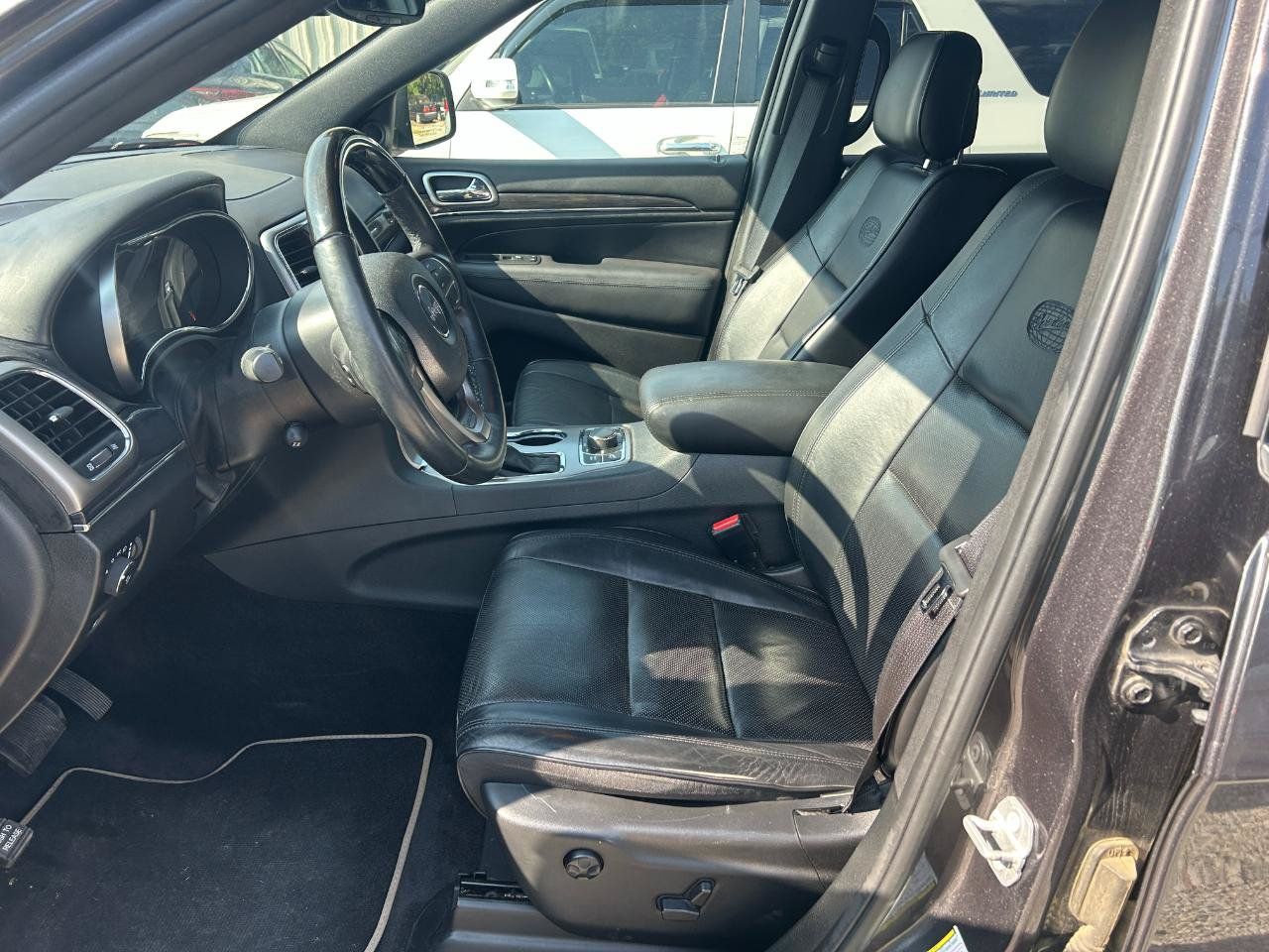 Used 2018 Jeep Grand Cherokee Overland AWD/4WD image 11