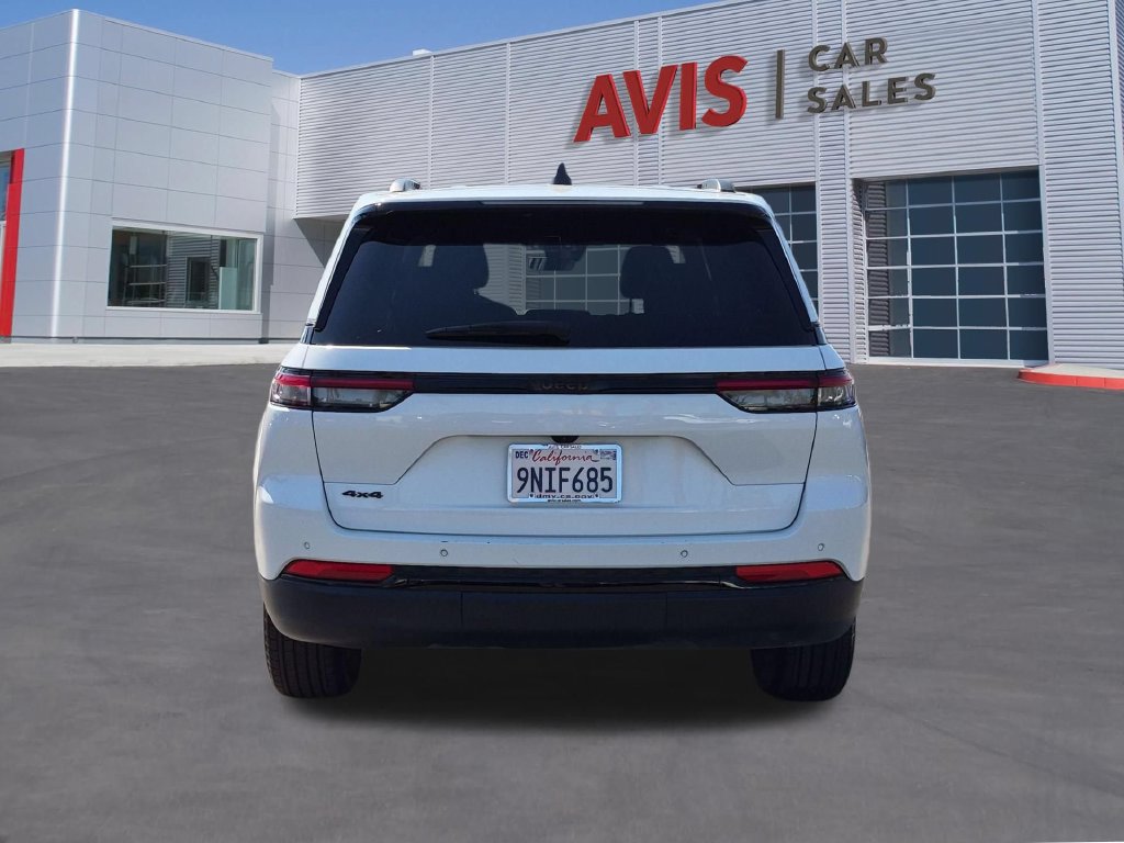 Used 2025 Jeep Grand Cherokee Altitude AWD/4WD image 7
