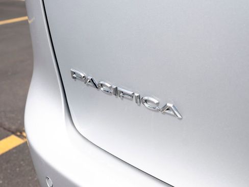 Used 2024 Chrysler Pacifica Touring-L image 13