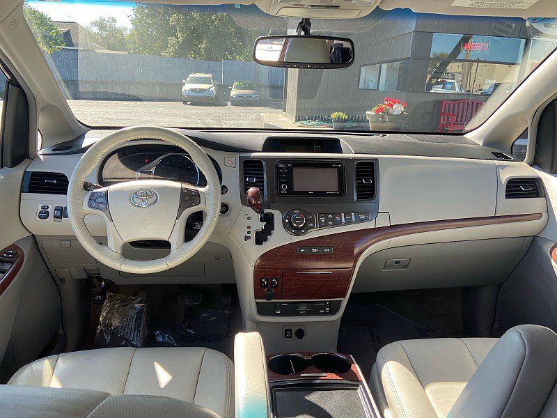 Used 2012 Toyota Sienna XLE w/ Entertainment Pkg FWD image 17