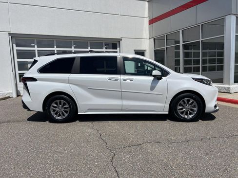Used 2024 Toyota Sienna XLE w/ XLE Plus Package AWD/4WD image 23