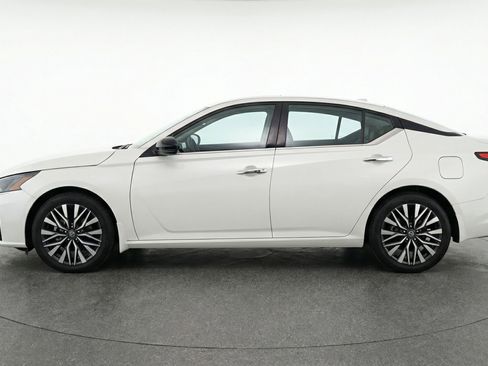 Used 2025 Nissan Altima 2.5 SV image 5