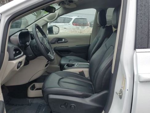 Certified 2024 Chrysler Pacifica Touring-L image 5