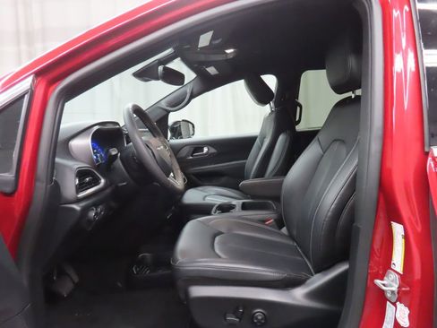 Used 2025 Chrysler Pacifica Select FWD image 12