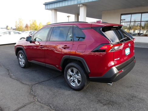 Used 2022 Toyota RAV4 LE image 3