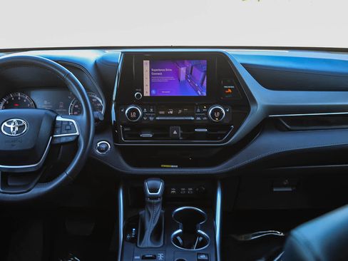 Used 2023 Toyota Highlander XLE image 13