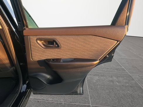 Used 2023 Nissan Rogue S image 19