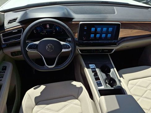 Used 2025 Volkswagen Atlas SE image 11