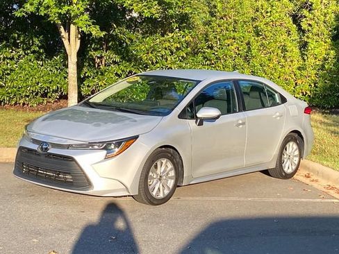 Used 2023 Toyota Corolla LE w/ LE Convenience Package FWD image 3