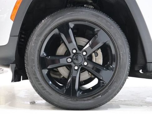 Used 2023 Jeep Grand Cherokee Altitude AWD/4WD image 9