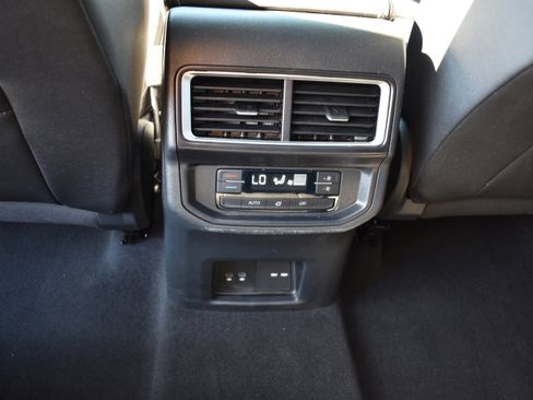 Used 2025 Volkswagen Atlas SE image 30