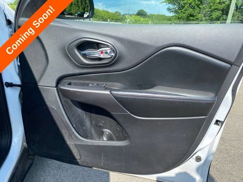 Used 2020 Jeep Cherokee Latitude FWD image 32