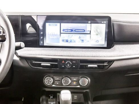 Used 2025 Nissan Kicks SV AWD/4WD image 17