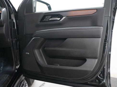 Used 2025 GMC Yukon XL Denali AWD/4WD image 9