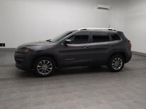 Used 2019 Jeep Cherokee Latitude Plus w/ Comfort/Convenience Group FWD image 2