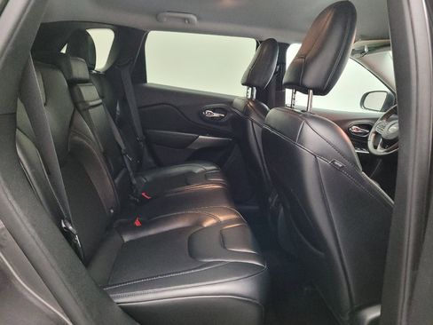 Used 2019 Jeep Cherokee Latitude Plus FWD image 19