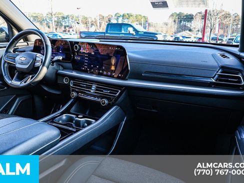 Used 2024 Chevrolet Traverse LT image 32