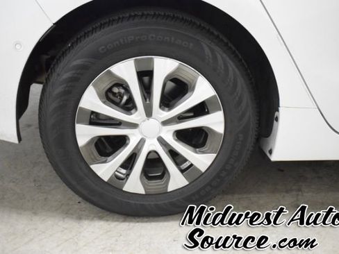 Used 2022 Toyota Prius L Eco image 9