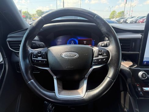 Used 2022 Ford Explorer Platinum w/ Equipment Group 601A AWD/4WD image 31