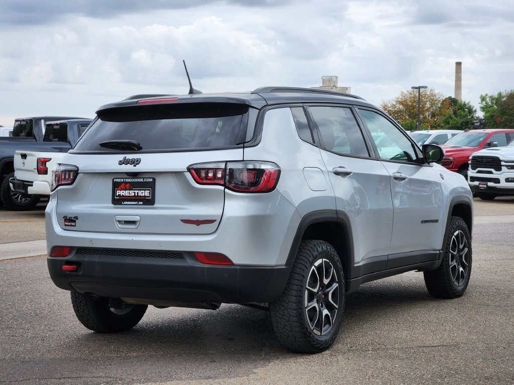 Used 2025 Jeep Compass Trailhawk AWD/4WD image 3