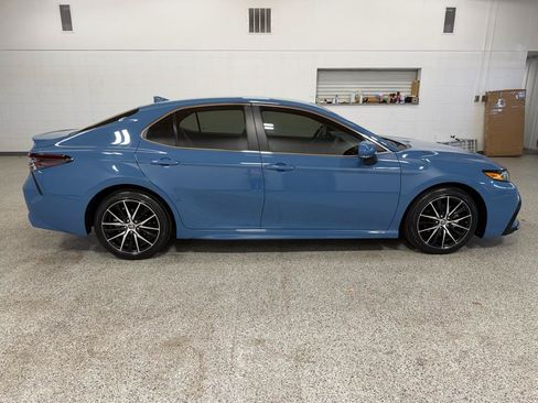 Used 2023 Toyota Camry SE FWD image 5