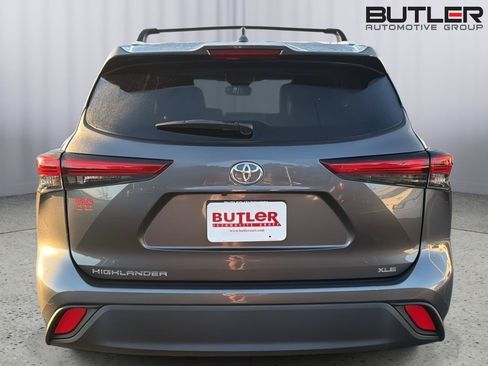 Used 2022 Toyota Highlander XLE FWD image 5
