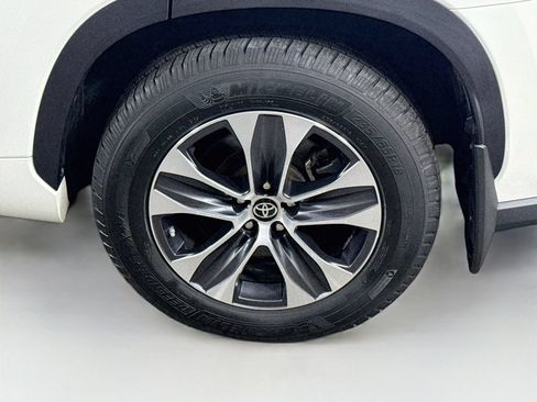 Used 2021 Toyota Highlander XLE AWD/4WD image 9