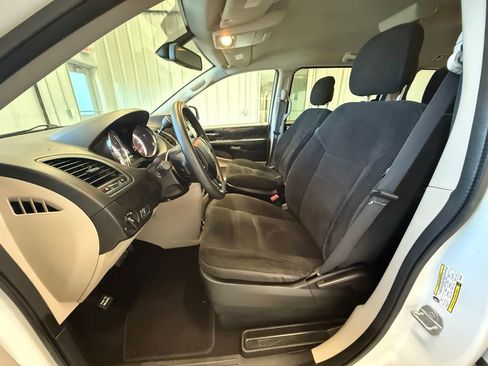 Used 2018 Dodge Grand Caravan SE w/ UConnect Hands-Free Group image 23