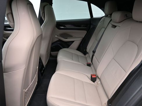 Certified 2025 Porsche Macan Electric image 9