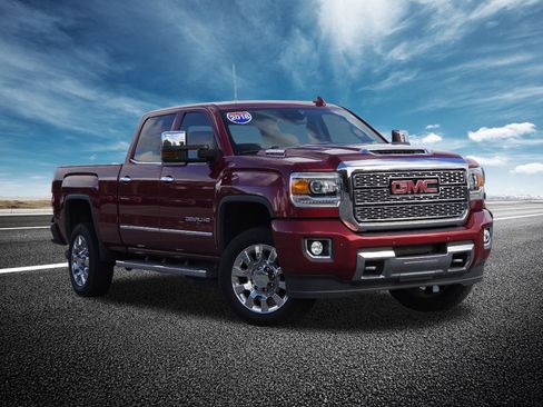 Used 2018 GMC Sierra 2500 Denali w/ Duramax Plus Package AWD/4WD image 2