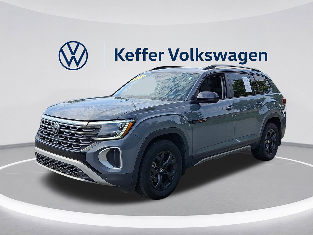 Used 2024 Volkswagen Atlas Peak Edition SE AWD/4WD image 3