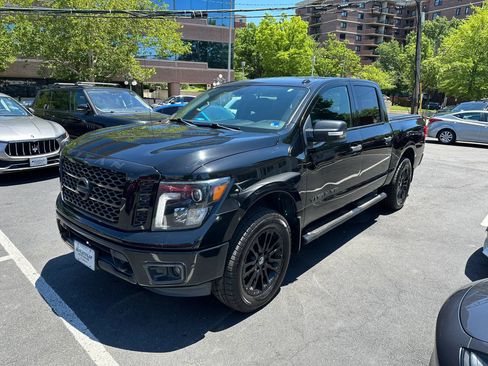 Used 2018 Nissan Titan SV w/ SV Convenience Package AWD/4WD image 4