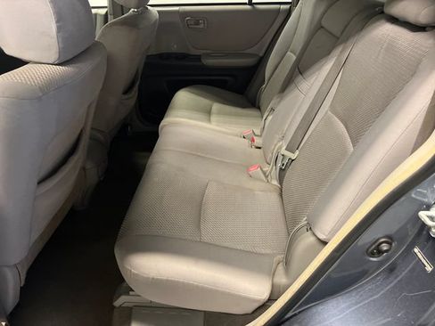 Used 2005 Toyota Highlander 2WD w/ 3rd Row image 10