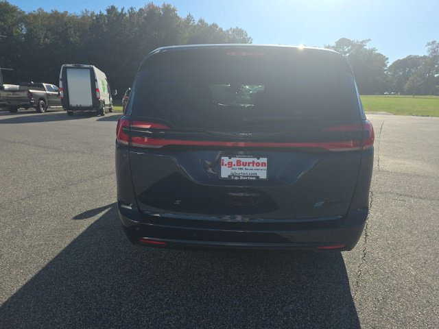 Used 2025 Chrysler Pacifica Premium FWD image 10