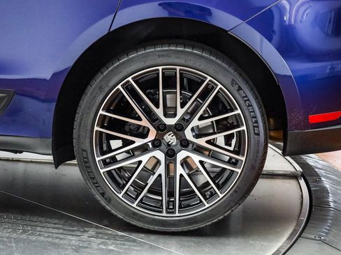 Used 2025 Porsche Macan image 9