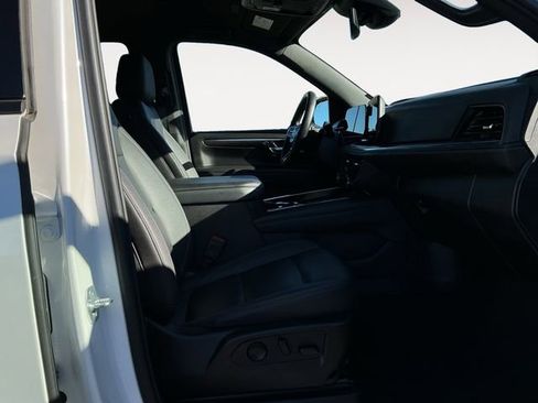 Used 2025 Chevrolet Suburban Z71 image 11