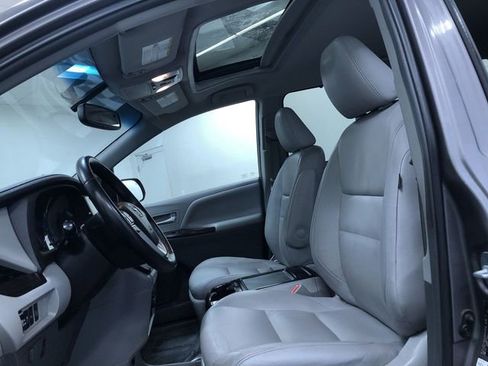 Used 2015 Toyota Sienna XLE image 21