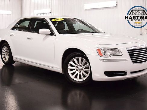 Used 2013 Chrysler 300 RWD image 1