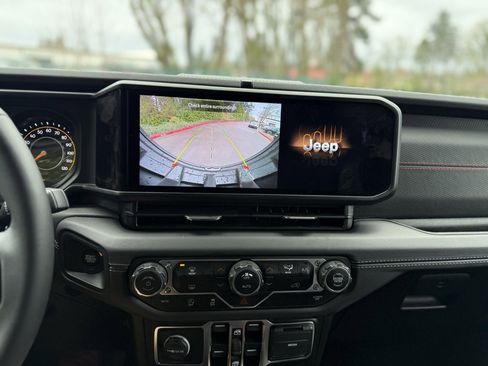 Used 2025 Jeep Wrangler Unlimited Rubicon image 37