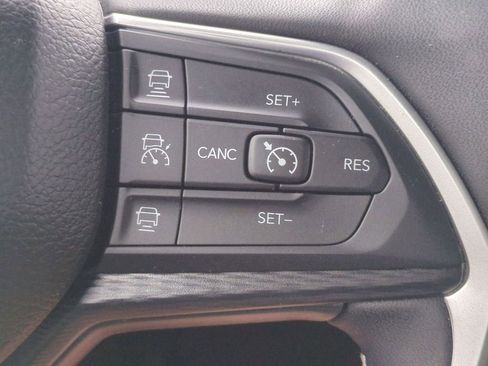 Used 2025 Jeep Grand Cherokee Altitude AWD/4WD image 19