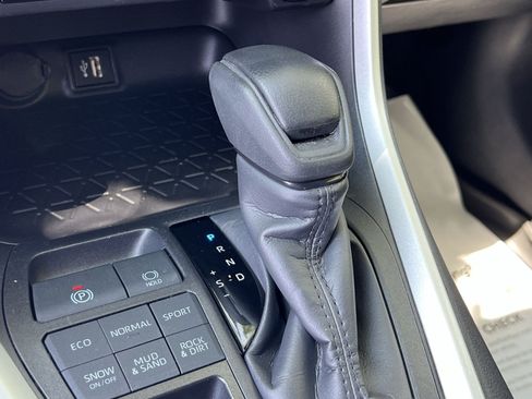 Used 2025 Toyota RAV4 LE AWD/4WD image 21