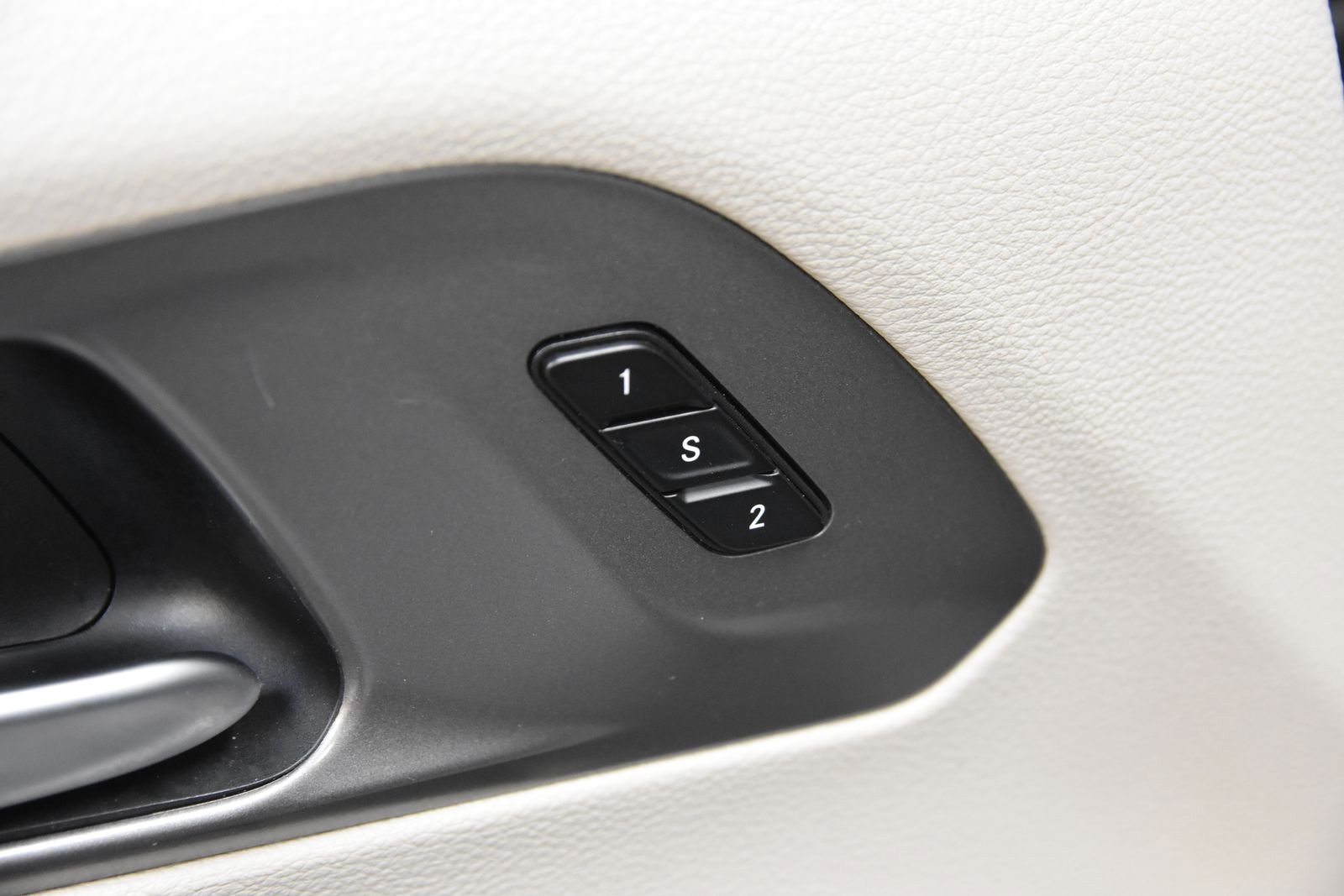 Used 2023 Chrysler Pacifica Touring-L FWD image 14