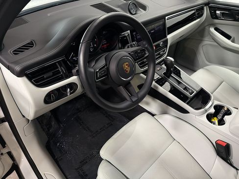 Certified 2026 Porsche Macan AWD/4WD image 4