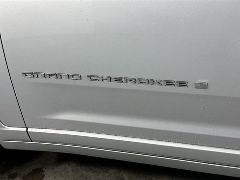 Used 2022 Jeep Grand Cherokee Overland w/ Luxury Tech Group IV AWD/4WD image 28